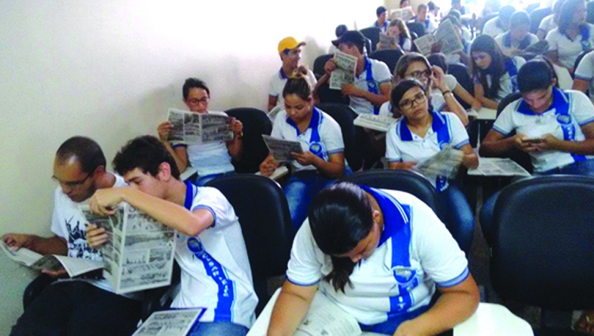 Estudantes e professores lendo o Jornal César Leite