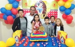 <p>Alycia comemora mais um ano de vida dia 09-06. Ela recebe os parab&eacute;ns de seu tio Jaime,&nbsp;seus primos Jos&eacute; Augusto e Jo&atilde;o Vitor&nbsp;e seus amiguinhos Armando Neto e Esther.</p>
