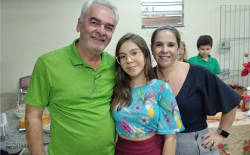 <p>Maria Clara completa mais um ano de vida dia 10-12. Muita paz, sa&uacute;de e felicidade &eacute; o que deseja seus pais Sara Maria e Jos&eacute; Gilson. <em>*Na foto est&aacute; ao lado dos seus pais*</em></p>
